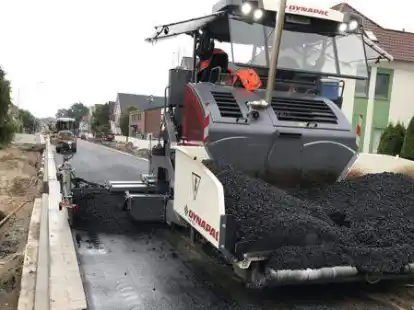 Hei&szlig;e Angelegenheit: An der Bremer Heerstra&szlig;e wurde auf einem Teilst&uuml;ck im zweiten Bauabschnitt Bitumen in die Fahrbahn eingebaut.