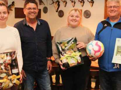 Gruppenbild mit von links: Jantje M&uuml;ller, Wilfried M&uuml;ller, Daria T&ouml;llner und  J&uuml;rgen Ahlers