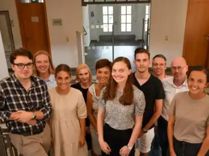 Gl&uuml;ckw&uuml;nsche zu ihrer abgeschlossenen Ausbildung erhielten die Mitarbeiter der Stadtverwaltung von Stadtr&auml;tin Stefanie L&uuml;bbers (Vierte von links) und B&uuml;rgermeister Neidhard Varnhorn (Zweiter von rechts).