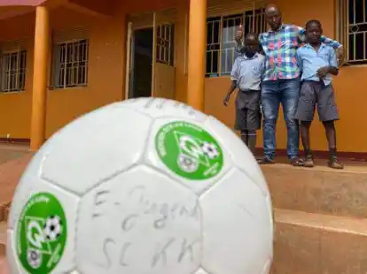 &bdquo;E-Jugend SC KK&ldquo; steht auf dem Fu&szlig;ball. Mit diesem Ball wird nun in Uganda gekickt.