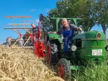 Dreschfest F&ouml;rrien: Ein Bautz-M&auml;hbinder aus den 60er Jahren. Auf dem Deutz D25 Trecker ist Thomas Tjarks und den M&auml;hbinder bedient Ewald Feddermann