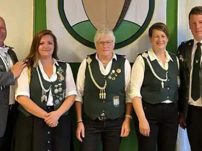 Neue und ehemalige Vorstandsmitglieder: Ralf Lindemann (ehemals 2. Rechnungsf&uuml;hrer), Isabel Lindemann (neue 2. Rechnungsf&uuml;hrerin und Spie&szlig;), Rita Westphale (Rechnungsf&uuml;hrerin), Claudia Schr&ouml;der (ehemals Schriftf&uuml;hrerin), Christoph K&ouml;rner (neuer Schriftf&uuml;hrer).