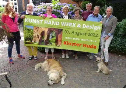 Veranstalter, Vertreter der Touristik-Palette und Aussteller  stellten das Programm des Kunsthandwerkermarktes vor (v.l.):  Ilona Schumacher, Rainer Pernotzky, Ute Folkerts, Monika Kallisch, Martina Weisensee, Mathias und Christina von Nordeck, Heidi Pernotzky.