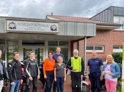 Freuen sich auf die Motorrad-Rallye: Das Organisationsteam um Hiltrud Witte (Vierte von links) und zwei Vertreterinnen von &bdquo;Flugkraft