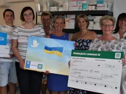 Spende f&uuml;r medizinische Hilfsmittel: (v.li.) Alexander Iltschuk, Natalia Sukhoruchenko, Anke Weber-Sch&ouml;nfeld, Beate Bartner, Gabriele Rode, Britta Silchm&uuml;ller und Sibylle Thalmann-Haffter.