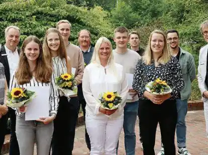 Freuen sich &uuml;ber den Ausbildungsabschluss (von links): Beate J&uuml;chter (Ausbildungsleiterin), Christian Wolf (Erster Kreisrat), Tanja Backhaus, Merle Viethen, Eike Hillen, Thomas Henken, Stefanie Carstens, Jan Geidel, Steffen Lindemann (Jugendamt), Nadine Bliefernich, Thore Heitkamp, Carsten S&uuml;nramm (Leiter des Personal- und Kulturamtes).
