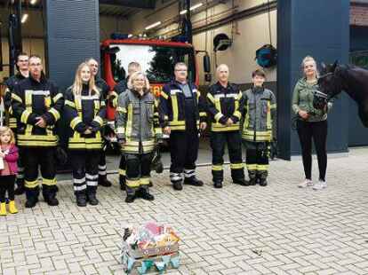 Annika Eisenhauer bedankte sich mit ihrem Lebensgef&auml;hrten, deren T&ouml;chter und Stute Fienchen f&uuml;r den Einsatz am 24. Juni mit einem Besuch und Pr&auml;sentkorb bei der Feuerwehr Cleverns.