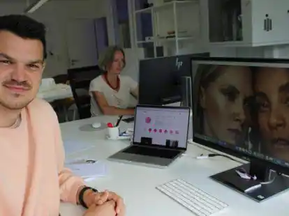 Max Klemmer hat das Steuer der Miss Germany Studios &uuml;bernommen &ndash; im Hintergrund Mitarbeiterin Gaby Hirschfelder, seit mehr als 40 Jahren im Unternehmen.