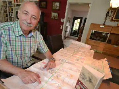 Autor Lothar Englert vor seinem Skript. Es diente ihm als Leitfaden f&uuml;r sein dreib&auml;ndiges Werk zur &bdquo;Friesischen Freiheit&ldquo;.