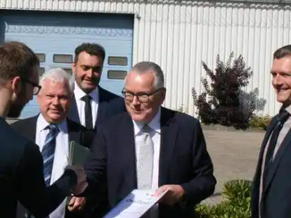 Zeugnisse f&uuml;r den Schulabschluss und Gesellenbriefe f&uuml;r die Handwerker &uuml;berreichte Staatssekret&auml;r Dr. Frank-Thomas Hett (Zweiter von rechts) aus dem Justizministerium. Mit den Absolventen freuten sich Dr. Manfred Krohn (von links), Matthias Grau und Klaus Ostendorf.