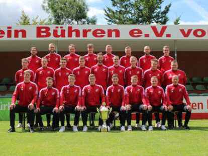 Der BV B&uuml;hren (hinten, von links): Jonas Scheele, David H&uuml;sing, Leon Ostmann, Florian Thie, Mike Oevermann, Jonas Meyer, Jonas H&uuml;sing, Torben Evers (Mitte, von links): Betreuer Hannes L&uuml;ers, Steffen H&uuml;sing, Aaron Witte, Simon Busse, Tobias Wohlfromm, Lukas Spille, Marvin Meyer, Steffen Grawe, Betreuer Lars Witteriede, (vorne, von links) Co-Trainer Andreas Eckhoff, Maximilian Wedemeyer, Marius Thie, Ren&eacute; Koch, Andre Keller, Simon Wilke, Jannik Lampe, Trainer Christian Smitz.