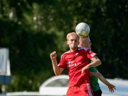 David H&uuml;sing (rotes Trikot) st&uuml;rmt f&uuml;r den BV B&uuml;hren.
