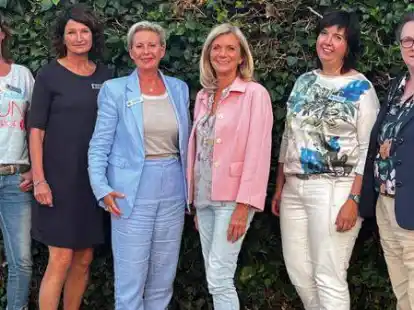 Diese Damen bilden beim Lions-Club &bdquo;Mimi Leverkus&ldquo; den neuen Vorstand (von links): D&ouml;rte Allers (2. Vizepr&auml;sidentin), Antje Lagershausen (Schatzmeisterin), Imke Janssen (Pr&auml;sidentin), Eltje Tiesler (Club-Masterin), Andrea van Eijden (1. Vizepr&auml;sidentin) und Renate Detje (Pastpr&auml;sidentin)
