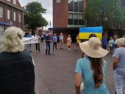 Rund 70 Personen kamen bei der Ukraine-Mahnwache in Leer zusammen.