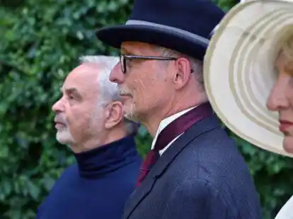 Thomas Kossendey (links), Ulf Goerges und Sylvia Meining bringen in &bdquo;Elisabeth und Friedrich August &ndash; Eine verungl&uuml;ckte Ehe&ldquo; Oldenburger Geschichte auf die B&uuml;hne.