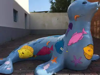 Eine Projektgruppe der Zinzendorfschule hat die Seehund-Figur bemalt. Nun ist sie an ihren Standort zur&uuml;ckgekehrt.