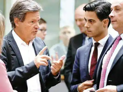 Sondertreffen zum Gas-Notfallplan der EU in Br&uuml;ssel: Der deutsche Wirtschafts- und Klimaminister Robert Habeck (2.von links), spricht mit der spanischen Energieministerin Teresa Ribera Rodriguez (links), dem &shy;niederl&auml;ndischen Klimaminister Rob Jetten und dem tschechischen Minister f&uuml;r Industrie und Handel, Josef Sikela (rechts). Deutschland ist besonders abh&auml;ngig von russischem Erdgas.