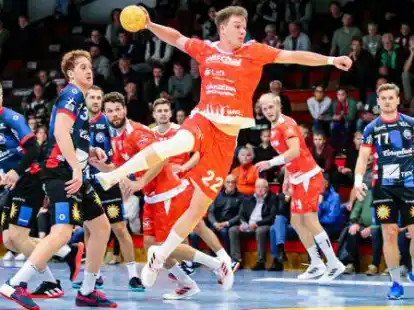 Auf eine gro&szlig;e Kulisse hofft die SG VTB/Altj&uuml;hrden (rote Trikots &ndash; hier im DHB-Pokal gegen den Bergischen HC) am 6. August im Testspiel gegen den HSV Hamburg.