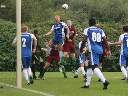 Am Sonntag noch eine Nummer zu gro&szlig;: Die SG Friedrichsfehn/Petersfehn (in rot) musste sich dem Bezirksligisten BW B&uuml;mmerstede im Pokal geschlagen geben.