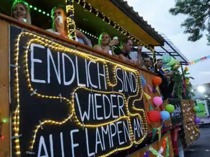 Nacht der 1000 Lichter: Endlich konnte in Augustfehn wieder gefeiert werden. Der Festzug schl&auml;ngelte sich durch den Ort.