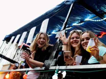 Fulminanter Start beim &bdquo;Fest der 1000 Laternen&ldquo; am Freitagabend in Apen. Bild: Sascha St&uuml;ber