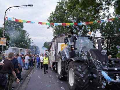 Fulminanter Start beim &bdquo;Fest der 1000 Laternen&ldquo; am Freitagabend in Apen. Bild: Sascha St&uuml;ber