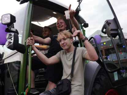 Fulminanter Start beim &bdquo;Fest der 1000 Laternen&ldquo; am Freitagabend in Apen. Bild: Sascha St&uuml;ber