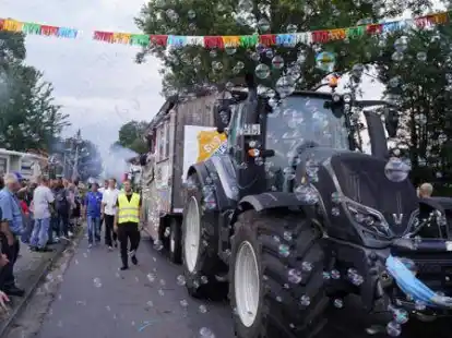 Fulminanter Start beim &bdquo;Fest der 1000 Laternen&ldquo; am Freitagabend in Apen.