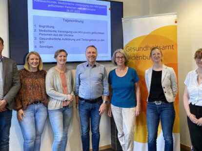 Tauschten sich &uuml;ber die Versorgung von HIV-positiv gefl&uuml;chteten Menschen aus der Ukraine aus (von links): Volker Wulff (Jobcenter), Sandra L&uuml;ken, Dr. Stefanie Domb und Tim Streit (Gesundheitsamt), Dr. Iris Zirpel (Onkologische Praxis Oldenburg), Kathrin Kraft (Fachdienst Integration) und Lena Aden (Aidshilfe Oldenburg).