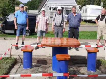 Flei&szlig;ige Helfer auf dem Mehrgenerationenspielplatz in Str&uuml;cklingen waren am Werk (von links): Aloys Witte, Klaus-Dieter Hartwiger, Kurt Schulte, Georg Lukassen und Wilfried Memmen vom B&uuml;rgerverein Str&uuml;cklingen.