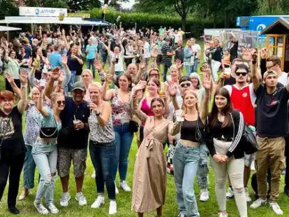 Das Partyvolk feiert beim Mallorca-Festival in Friedrich-August-H&uuml;tte.