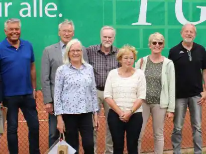 Beim Vereinsjubil&auml;um der Tennisgemeinschaft Wahnbek (von links): Regina und Gerold Harms, Karl-Heinz Eilers, Ursel Bunjes, Dieter Leupold, Waltraut Heinen (alle seit 25 Jahren Mitglied), Monika Wiemken, Klaus Stockmann und Lars Krause.