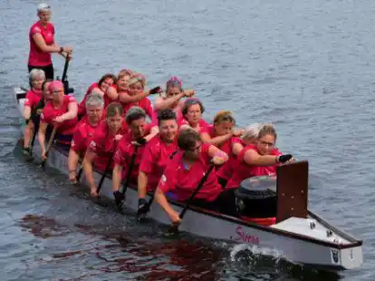 Mit dem Drachenboot im Wasser: Die &bdquo;K&uuml;sten Pinkies&ldquo; sind am Sonntag auf dem Zwischenahner Meer unterwegs.