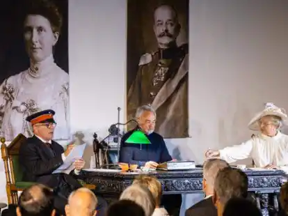 Unter den Portr&auml;ts von Elisabeth und Friedrich August verschafften (von links) Ulf Goerges, Thomas Kossendey und Sylvia Meining den Zuschauern einen Einblick in die Oldenburger Geschichte und in eine &bdquo;verungl&uuml;ckte Ehe&ldquo;.