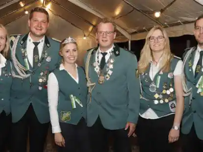 Der K&ouml;nigsthron  (von links): Kristin Ideler und Niklas Ahlers, K&ouml;nigin Ines Reinken und K&ouml;nig Marvin L&uuml;ken sowie Annika Henken und Frank Eilers.