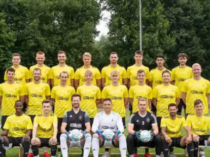 Der VfL L&ouml;ningen (hinten, von links) mit: Bastian Schmitz, Jonas Olewicki, Niklas Lampe, Hannes Brundiers, Andre Schrandt, Lias Burke, Zabiulla Yousefi, Dustin Naumann, (Mitte, von links) Trainer Dirk Eick, Torwart-Trainer Alexei Wulf, Lenard Schwarte, Leon Klose, Enrico Zwirchmair, Lorenz Raters, Falk Bremersmann, Hannes H&uuml;lskamp, Stefan Wienken, Jonas Schmitz, Betreuer Norman Moormann, Trainer Matthias Anneken (vorne, von links) Takudzwa Samuriwo, Dennis Schulz, Michael Lampe, Justin Beckmann, Lucas Brundiers, Arthur Janzen, Nico Ekkert; es fehlen: Chris Diekmann, Tim Diekmann, Eduard Wulf, Patrick Stindt, Simon Rund, Marc-Andre Zager, Lukas Janning, Max Kaschek sowie die Betreuer Oliver Eick und Martin Kr&uuml;&szlig;el und Physiotherapeutin Jessica H&ouml;hne.