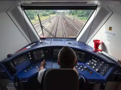 Ein Blick in einen F&uuml;hrerstand eines Regionalzuges. Ab Ende 2024 soll zwischen Groningen und Bremen die &bdquo;Wunderline&ldquo; fahren.