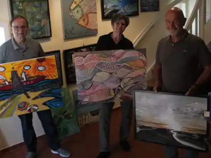 Stellen mit sieben weiteren K&uuml;nstlerinnen und K&uuml;nstlern in der M&uuml;ller-vom-Siel-Kate in D&ouml;tlingen aus: (von links) Werner Hock, Anke Christiansen, Rolf Sablotny