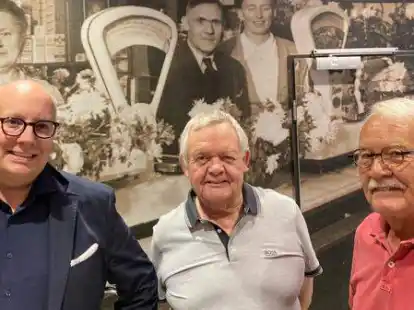 Sie geh&ouml;ren zu  Edeka Husmann (von links): Florian, Hans-Werner und Robert Husmann. Die historische Aufnahme im Hintergrund  zeigt (v.l.) Minna Husmann,   Markt-Gr&uuml;nder Robert Friedrich Husmann  und  Emmi Martens,  Angestellte f&uuml;r Laden und Haushalt,   im Gesch&auml;ft Am Schie&szlig;stand/Ecke Antonstra&szlig;e.