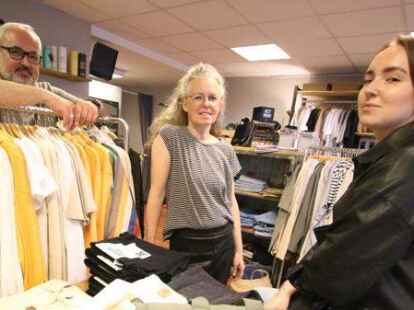 Setzen auf nachhaltige Mode: Rainer, Nicole und Helena Borkmann in ihrem Gesch&auml;ft &bdquo;Hella & Hermann&ldquo; in Oldenburg.