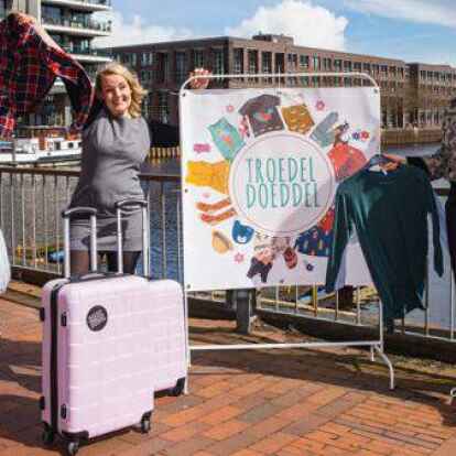 Bieten Koffer voller &Uuml;berraschungen: (von links) Julia Reichel, Jennifer Glagowsky und Selina Demnitz vom Troedeldoeddel-Team.