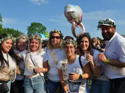 Beim Himmel-und-H&ouml;lle-Festival in Rodenkirchen wurde auch ein Junggesellenabschied gefeiert.