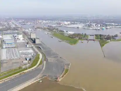 Seit Jahren kaum mehr zug&auml;nglich: die Anlagen des Emder Hafens.