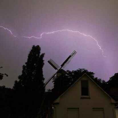 Blitze über Emden: Am Donnerstagabend hat vor allem der starke Wind infolge des Gewitters für starke Schäden an Bäumen im gesamten Stadtgebiet gesorgt, rund um die Johanna-Mühle ist der Wall aktuell sogar gesperrt.