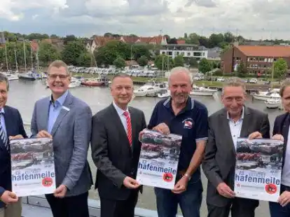 Unten der Austragungsort (Alter Binnenhafen), oben die Veranstalter und Sponsoren (von links): Bernd Terbeek (St&ouml;rk und Terbeek), Uwe Endjer und Jens Jann (Sparkasse Emden), Jan Bleeker (Emder Ruderverein), Horst Jahnke und Martje Merten (Stadt Emden).