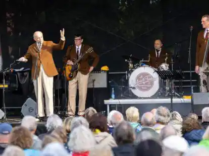 Nach dem heftigen Regenschauer kam sogar noch die Sonne durch. Fast 800 Menschen waren beim  Konzert von Ulrich Tukur im Van-Ameren-Bad dabei.