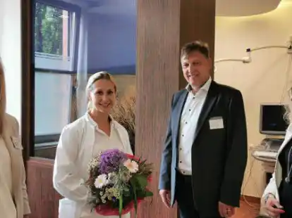 Hei&szlig;en die neue Kollegin Dr. Katharina Witteborn (2. v.l.) im MVZ Borrom&auml;us Hospital Facharztzentrum Leer willkommen: die  kaufm&auml;nnische Direktorin und Krankenhausleitung Sarah Sebeke (von links), Gesch&auml;ftsf&uuml;hrer Dieter Br&uuml;nink und MVZ-Koordinatorin Margit van Koten.