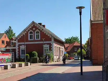 G&auml;hnende Leere, unterbrochen von zwei Radfahrern: W&uuml;rde der Burgstra&szlig;e ein Umbau zu einer Flaniermeile helfen?
