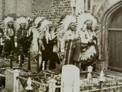 Mit Federschmuck ans Grab: Eine Sioux-Delegation am 30. Mai 1932 an der Gro&szlig;en Kirche.