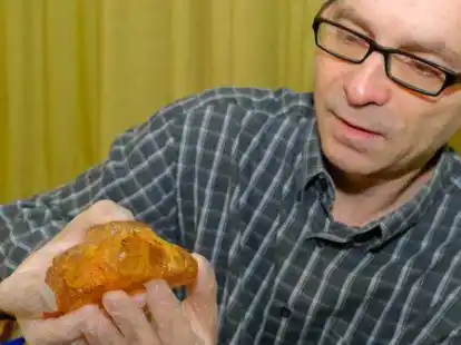 Bei der Inventur in der durch die Corona-Pandemie verursachten Zwangspause gefunden: Der verloren geglaubte Bernstein-Brocken. Stephan-Gerhard Koziolek pr&auml;sentierte ihn Anfang 2021 dieser Redaktion.